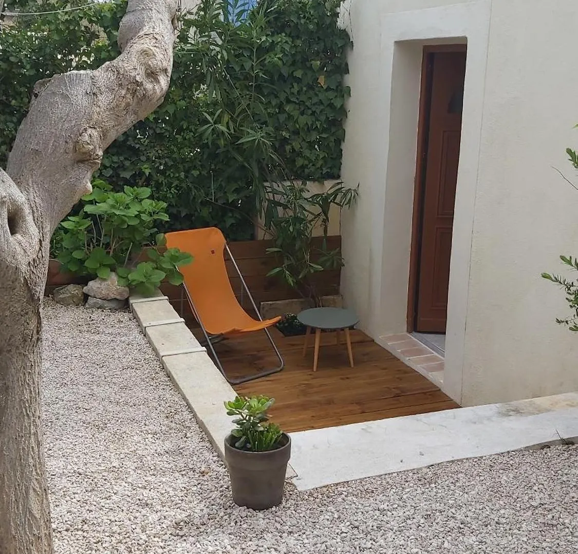 Le Rove : La Petite Maison 0*, Le Rove France